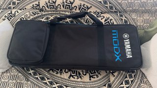 Yamaha MODX 6+ y funda original Yamaha