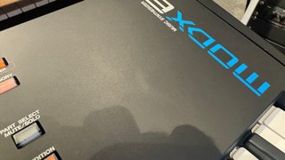 Yamaha MODX 6+ y funda original Yamaha