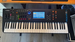 Yamaha MODX 6+ y funda original Yamaha
