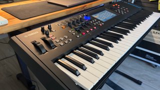 Yamaha MODX 6+ y funda original Yamaha