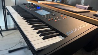 Yamaha MODX 6+ y funda original Yamaha