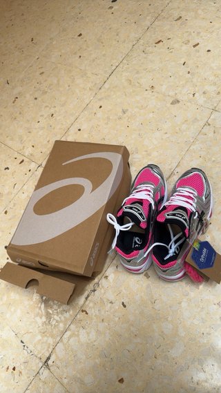 Zapatillas Asics rosas y plateadas