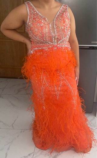 Vestido de fiesta naranja con pedrería y plumas