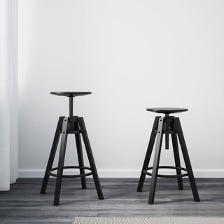 Isla de cocina IKEA VADHOLMA y taburetes DALFRED