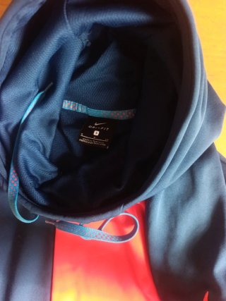 Sudadera deportiva Nike azul y roja