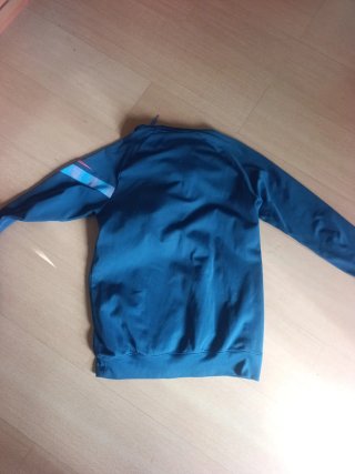 Sudadera deportiva Nike azul y roja