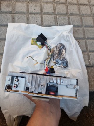 RADIO CD PARA COCHE SIN CONEXION BLUETHOOT.