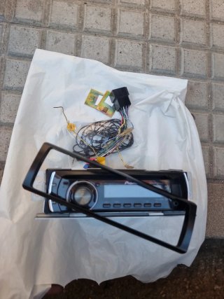 RADIO CD PARA COCHE SIN CONEXION BLUETHOOT.