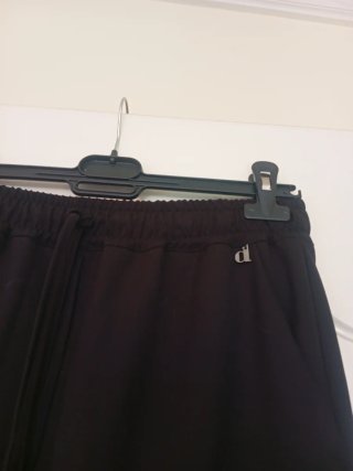 Falda negra con rayas blancas marca Dixie