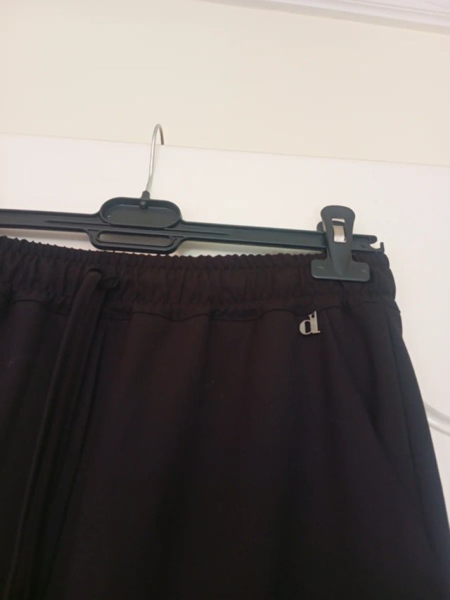 Falda negra con rayas blancas marca Dixie