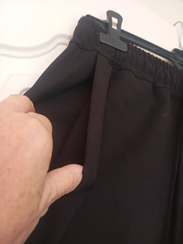 Falda negra con rayas blancas marca Dixie