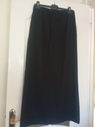 Falda negra con rayas blancas marca Dixie