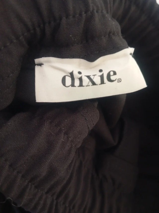 Falda negra con rayas blancas marca Dixie