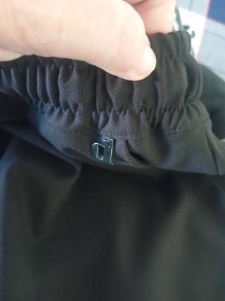 Falda negra con rayas blancas marca Dixie
