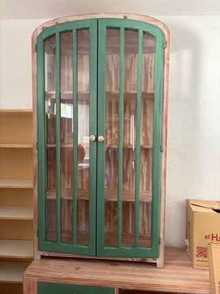 Vitrina de Madera con Puertas de Cristal
