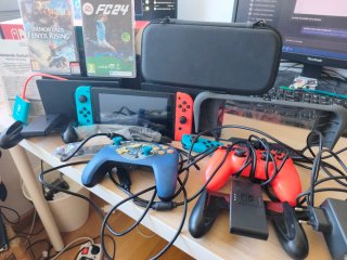 NINTENDO SWITCH con 3 juegos y accesorios varios