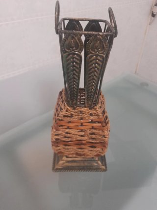 Vaso decorativo metallo e vimini