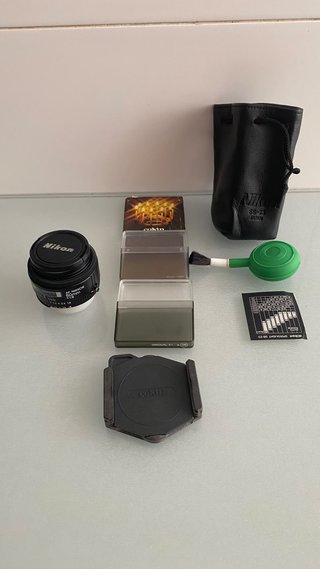 Cámara Analógica Nikon F-301 + Accesorios