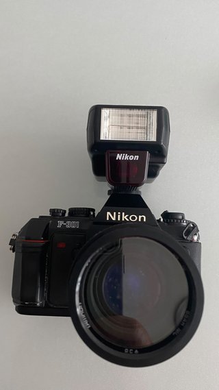 Cámara Analógica Nikon F-301 + Accesorios