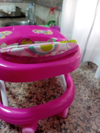 Andador bebé rosa  es un juguete