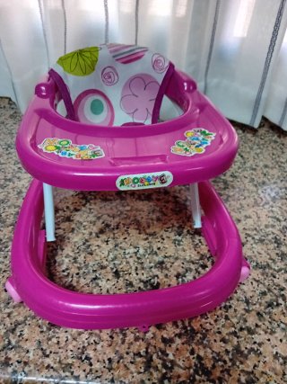 Andador bebé rosa  es un juguete