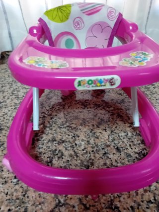 Andador bebé rosa  es un juguete