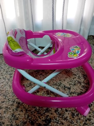 Andador bebé rosa  es un juguete