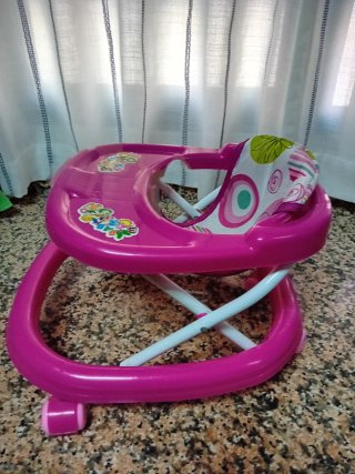 Andador bebé rosa  es un juguete