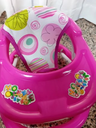 Andador bebé rosa  es un juguete