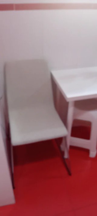 Mesa de cocina blanca y dos sillas