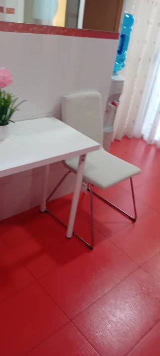 Mesa de cocina blanca y dos sillas