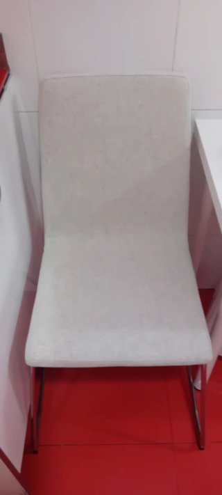 Mesa de cocina blanca y dos sillas