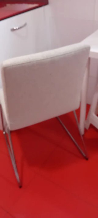 Mesa de cocina blanca y dos sillas
