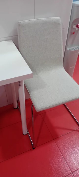 Mesa de cocina blanca y dos sillas