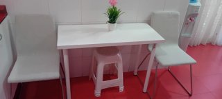 Mesa de cocina blanca y dos sillas