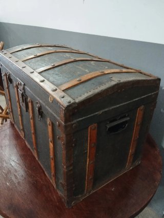 Baúl antiguo de madera y metal