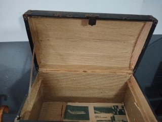 Baúl antiguo de madera y metal