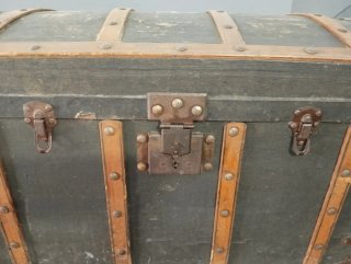 Baúl antiguo de madera y metal