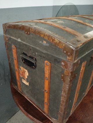 Baúl antiguo de madera y metal