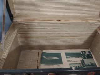 Baúl antiguo de madera y metal