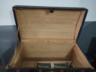 Baúl antiguo de madera y metal