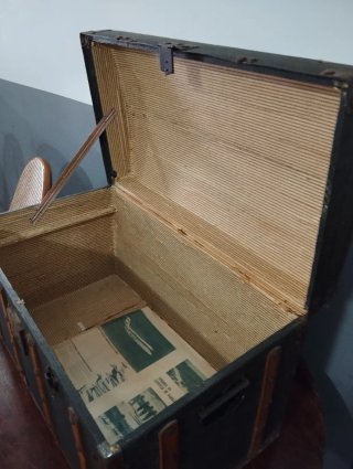 Baúl antiguo de madera y metal