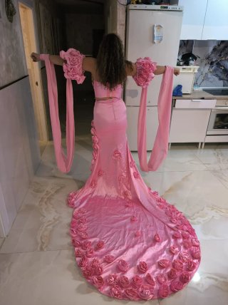 Vestido de fiesta rosa con detalles dorados