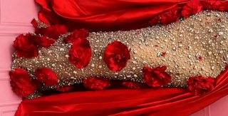 Vestido de fiesta rosa con detalles dorados