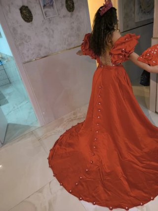 Vestido de fiesta rosa con detalles dorados
