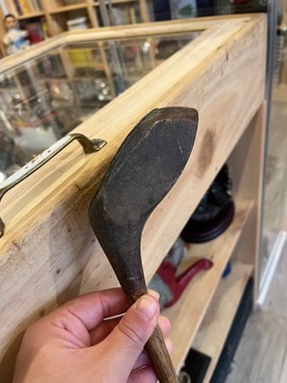 Palo de golf antiguo original en madera.