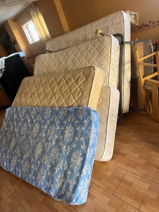 Base de cama metálica con somier y colchón