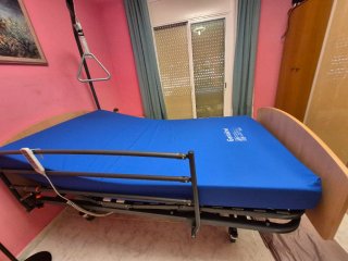 Cama geriátrica con elevador y colchón