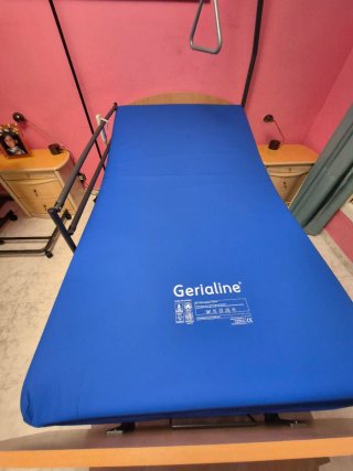 Cama geriátrica con elevador y colchón