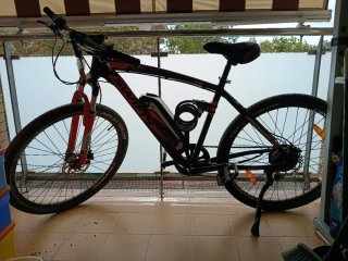 Bicicleta Eléctrica Negra y Roja